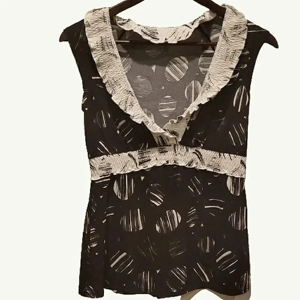 BCBGMAXAZRIA black and white print v neck sleeveless top Size XXS